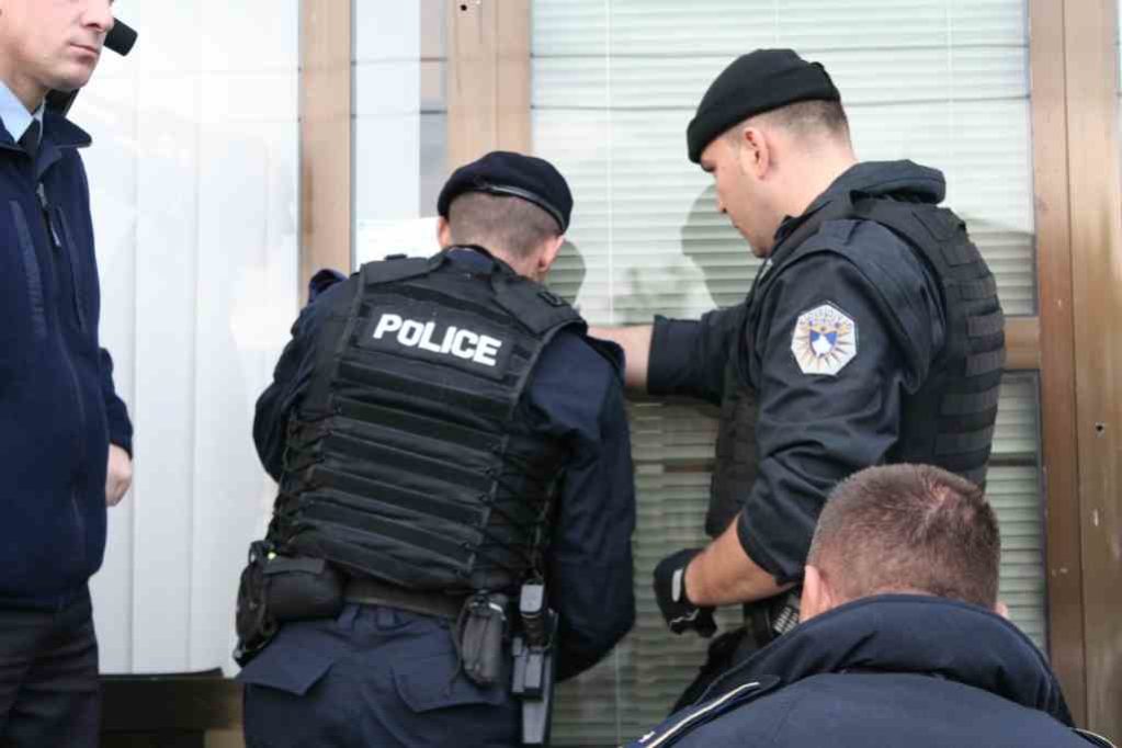 Aksioni “Brezovica”, arrestohen 14 persona, në autosallone e shtëpi konfiskohen para, vetura dhe armë