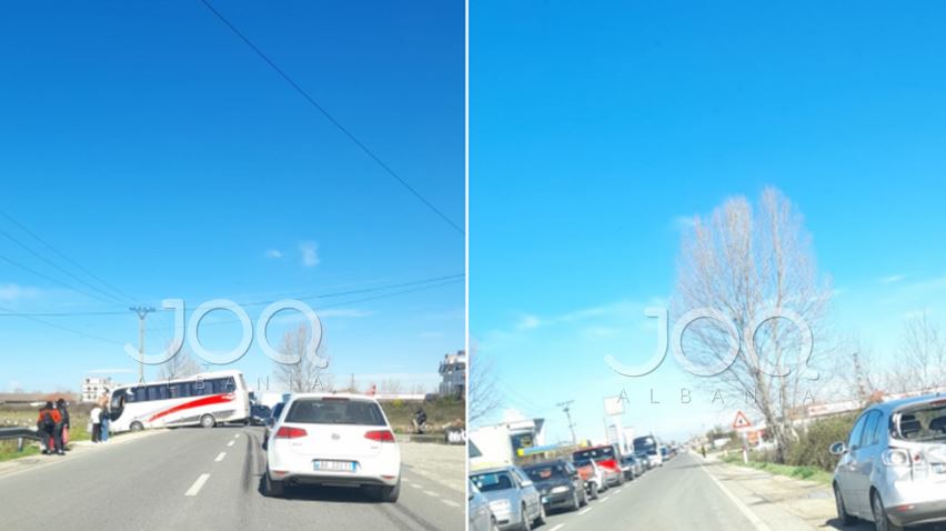 Aksident në rrugën Tiranë – Fushë-Krujë, autobusi me pasagjerë përplaset me ‘Golf-in’ dhe del nga rruga