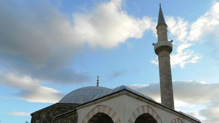 Pas incidentit me imamin, rihapet Xhamia në Halabak të Podujevës