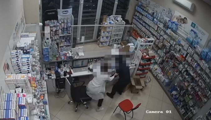 Hyn brenda i qetë dhe merr paratë nga sirtari, momenti kur 37-vjeçari përleshet me farmacisten në Tiranë
