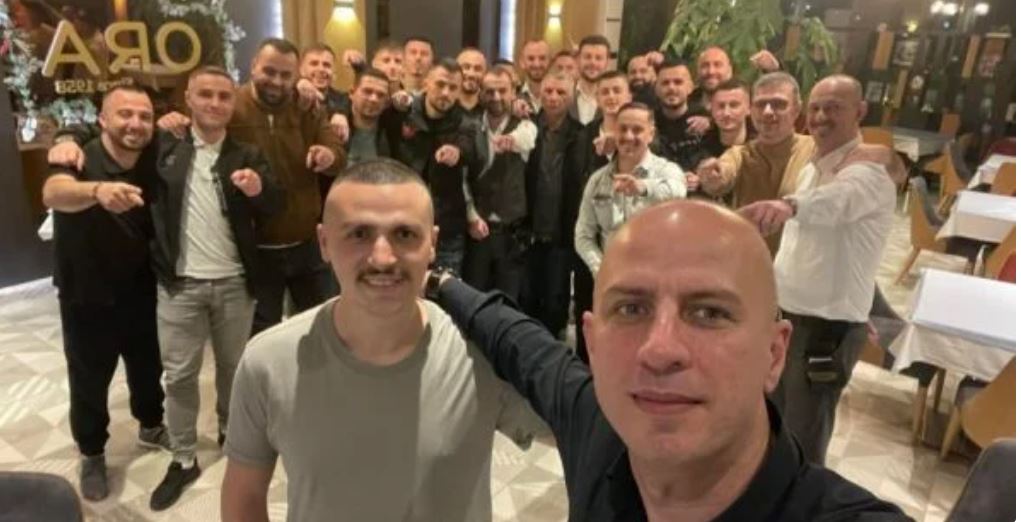 Përshëndetet me kolegët, ky është djali i ushtarit të UÇK-së që mori rrugën e mërgimit