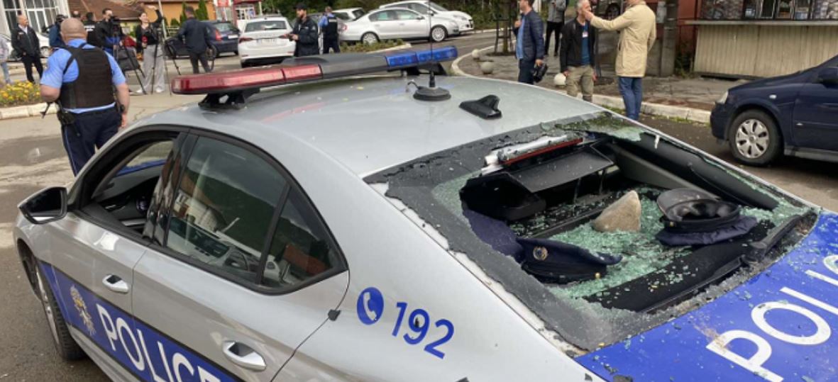 Sulmohet vetura policisë në Zveçan