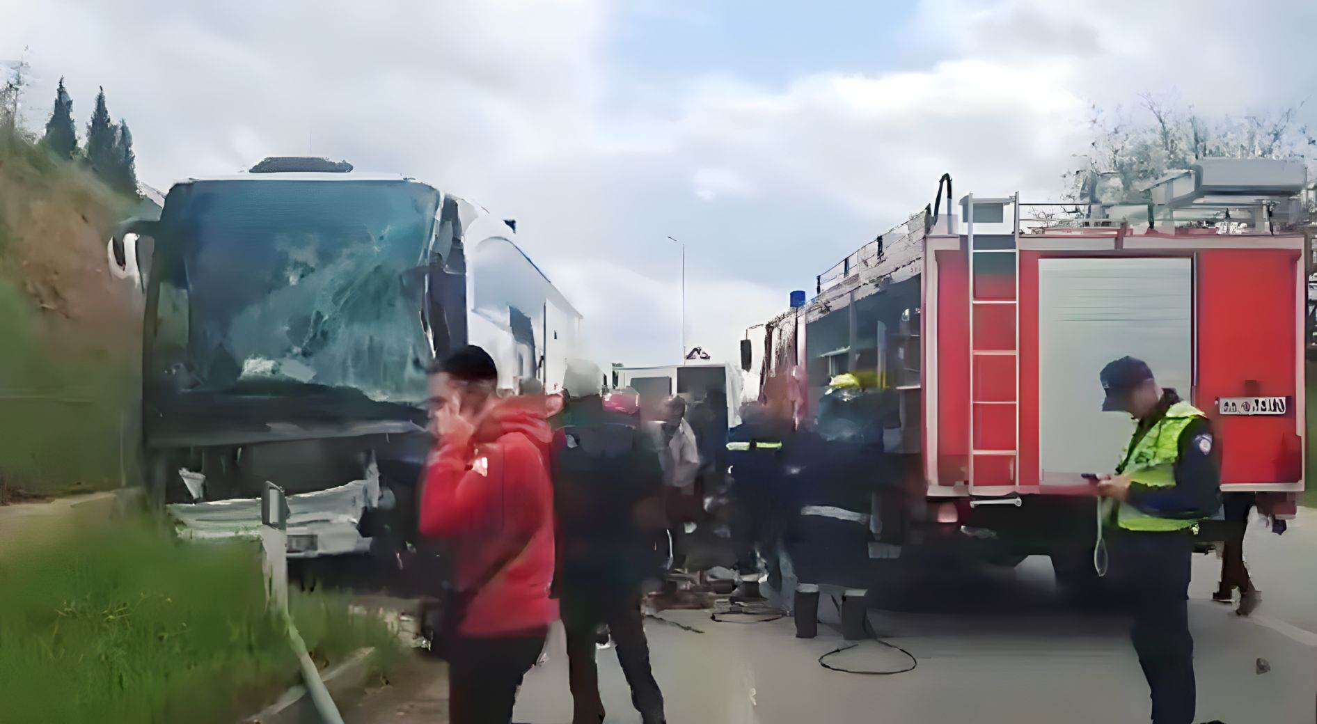 Kamioni përplaset me autobusin në Maliq, mbetet i bllokuar shoferi