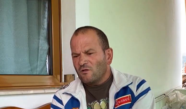 “Mjerë ai që iku e familja e tij”, babai i autorit në Gramsh: Nuk e dija që djali mbante thikë