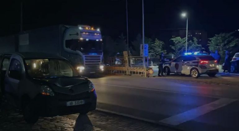 Përplasen 2 makina në Laç, 6 persona të plagosur