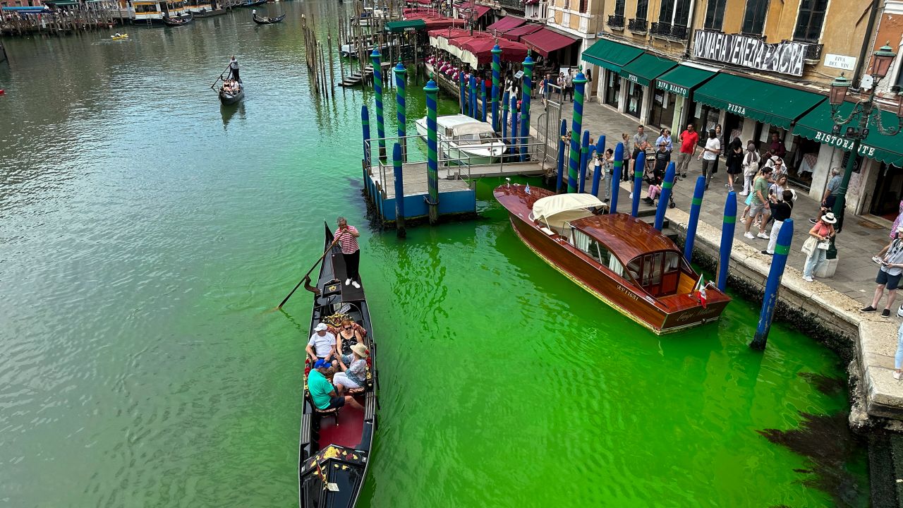 Uji në Venecia bëhet i gjelbër, shkaku nuk dihet