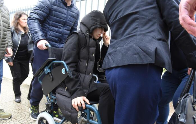 Tefta Malaj shkon në karrocë me rrota në funeralin e së bijës që u vra nga i ati! Prifti: U sakrifikua si Jezu Krishti