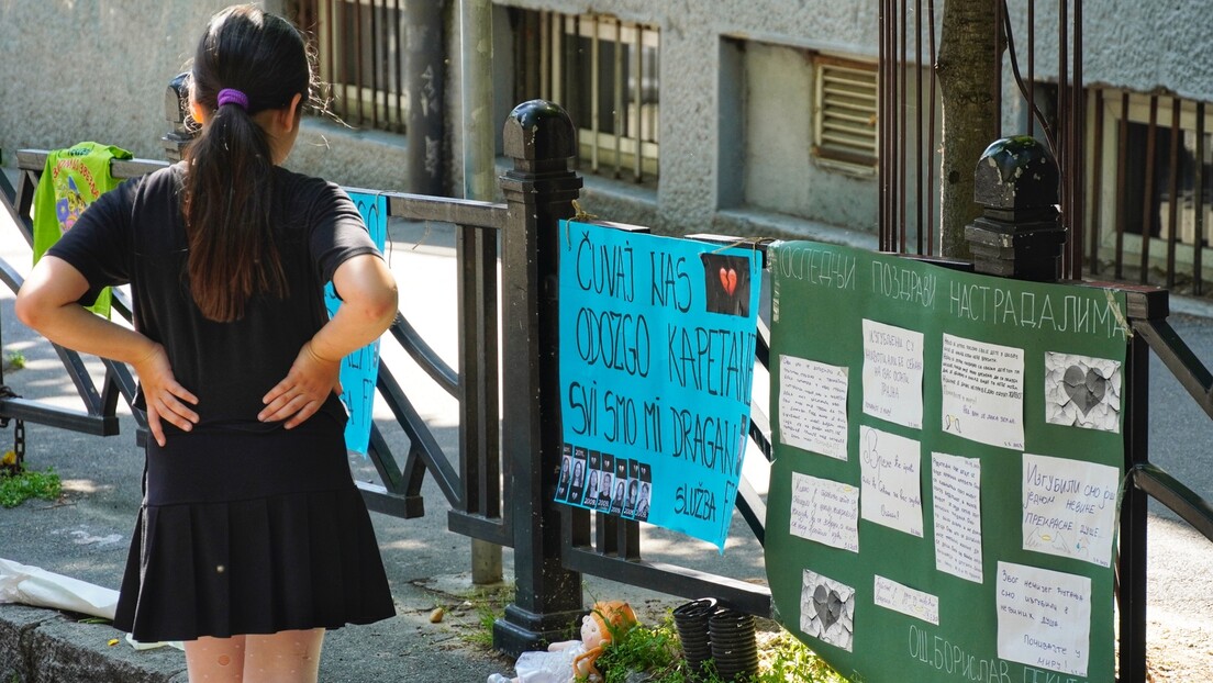 Vazhdojnë çmenduritë, studenti serb vizaton trupa të përgjakur në klasë