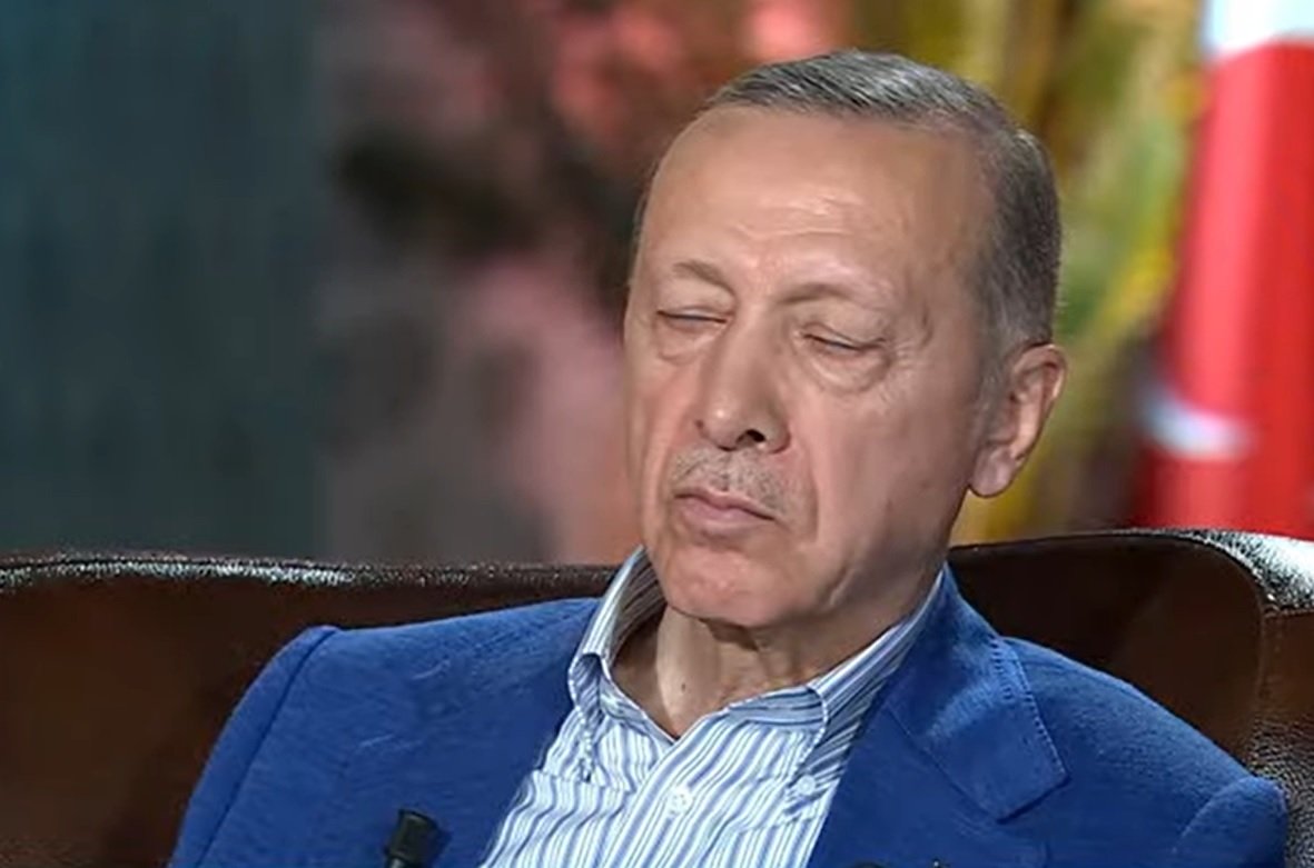 Presidenti Erdogan fle gjumë në transmetimin “LIVE”