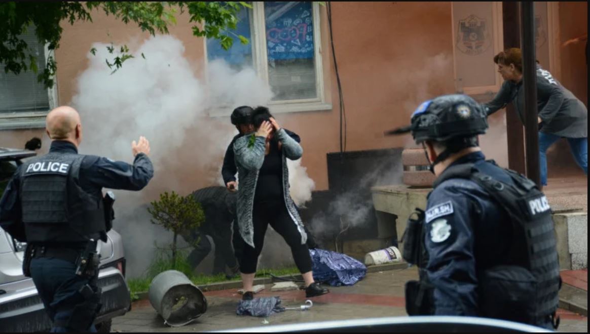 Pamje nga përplasja e policisë me serbët në Zveçan