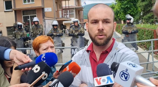 Strehoi gazetarët shqiptarë në lokalin e tij, serbët quajnë tradhtar bashkëkombasin e tyre