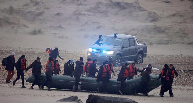 Emigrantët sulmojnë me gurë policët në Calais, ishin nisur për Angli me gomone