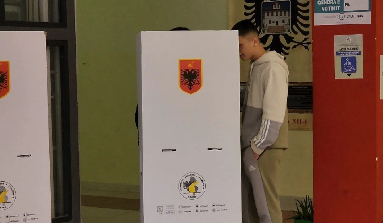 “Erdhëm me mik”/ Dy vëllezërit gjimnazistë nisin me shkelje votimin e tyre të parë