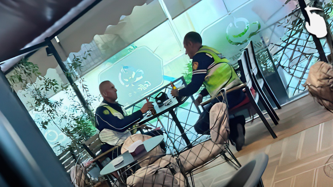 Policët ia fusin me birra 12 minuta pas gjobës që i vunë qytetarit