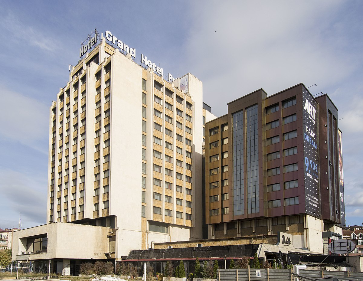 Vdes 30-vjeçari në hollin e një hoteli në Prishtinë, Policia nis hetimet