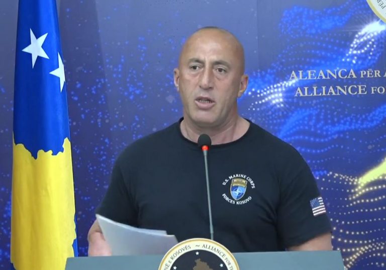 Haradinaj del me maicë me logo të NATO-s në konferencë, kërkon largimin e Kurtit