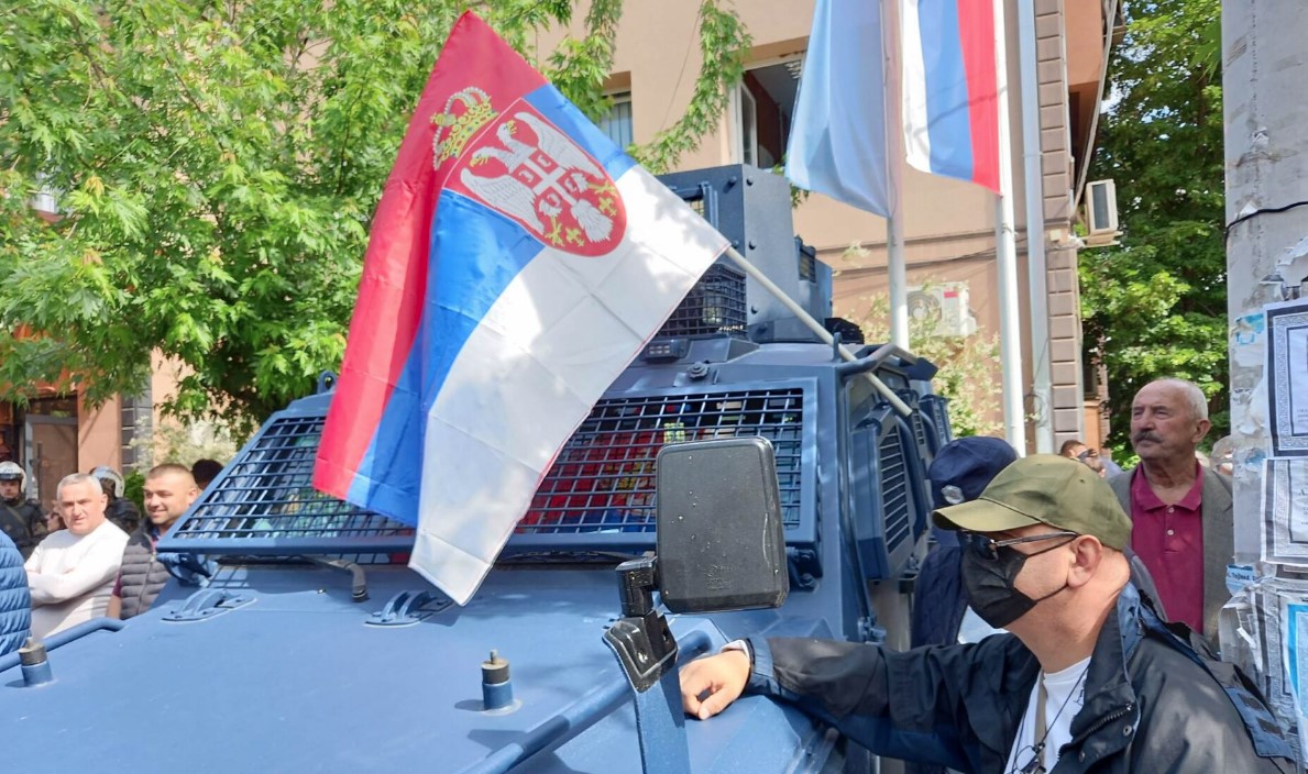 Provokime qesharake nga protestuesit serbë: Vendosin flamurin e Serbisë në autoblindën e Policisë së Kosovës