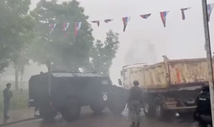 VIDEO/ Njësia Speciale godet kamionin-barrikadë në Leposaviq