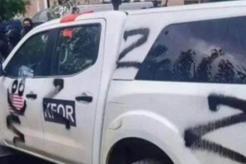 Provokojnë serbët, shfaqen simbole ruse në veturat të KFOR-it në veri