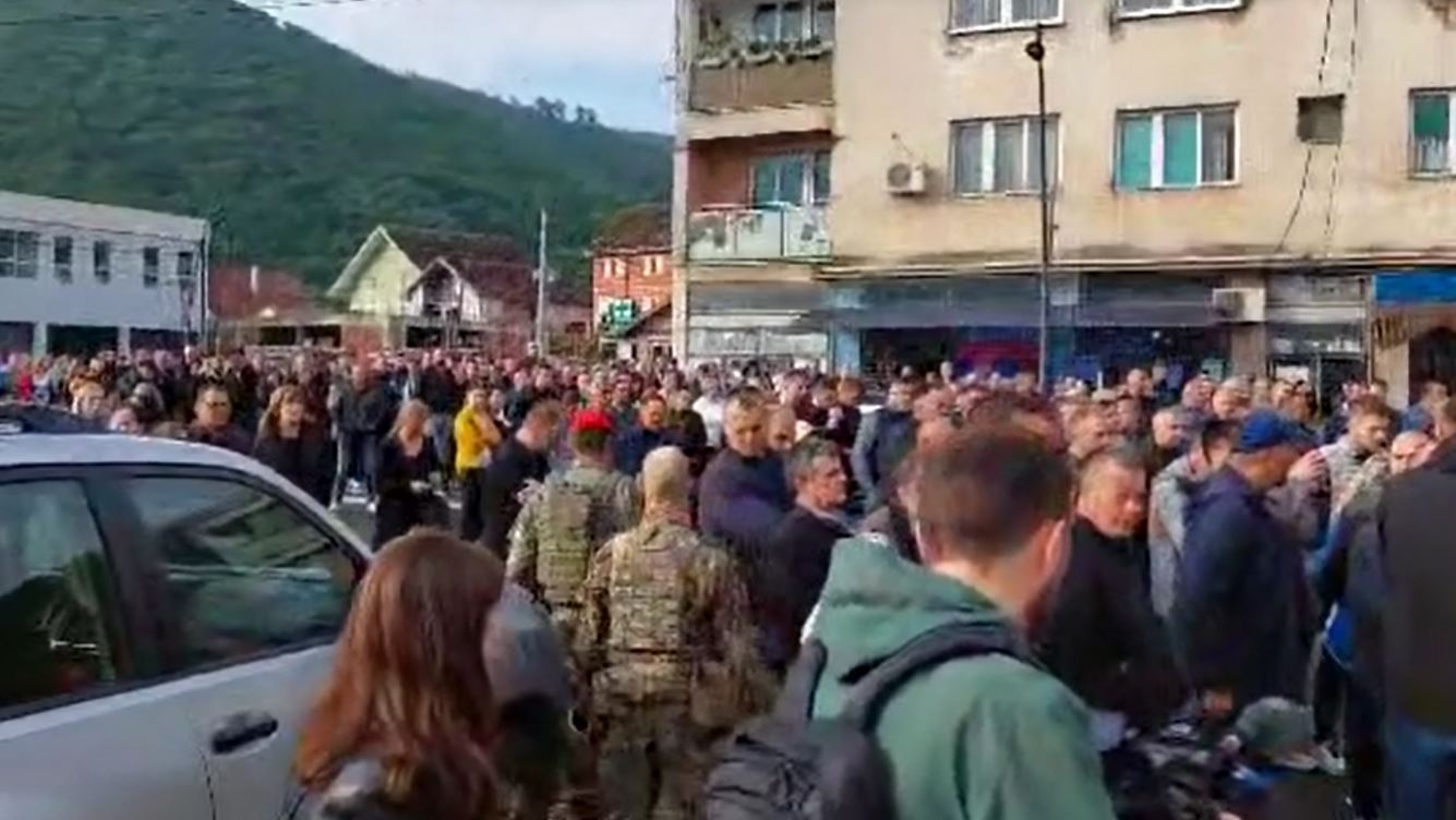 Përleshje mes protestuesve serb në Zubin Potok