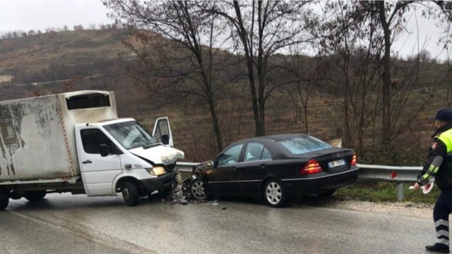 Vdesin dy të rinj në Shkodër, njëri aksidentohet me makinë, tjetri rrëzohet nga lisi