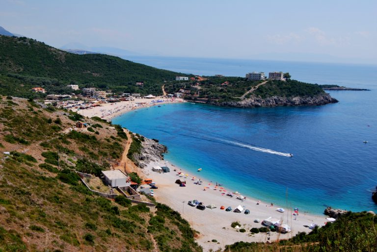 Shtrenjtohen pushimet e turistëve kosovar në bregdetin e Shqipërisë