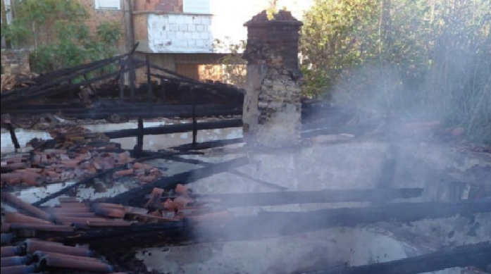 Dhunuan gjyshen e nipin dhe i dogjën shtëpinë, dy nga autorët