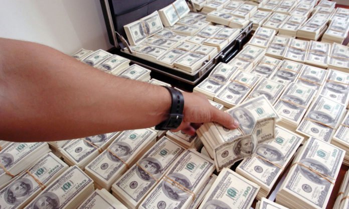 Arrestohet 37-vjeçari në Tiranë, mbushi tregun me dollarë të falsifikuar