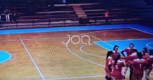 Thellohet skandali! DALIN PAMJET/ Trajneri qëllon me shuplakë një tjetër volejbolliste