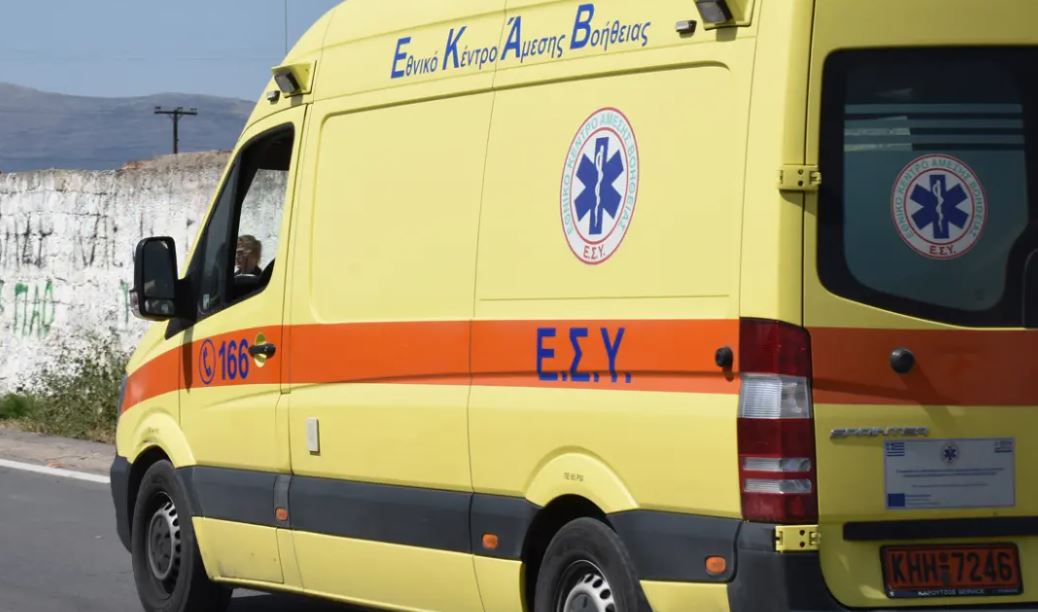 Babai përplas me makinë vajzën para oborrit të shtëpisë, 3-vjeçarja ndërron jetë në spital