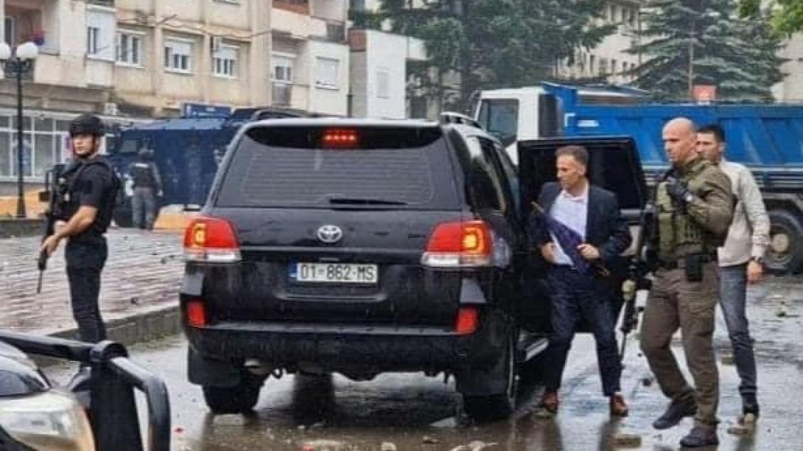 Kryetari i Leposaviqit më shumë se 50 orë i bllokuar në objektin e komunës