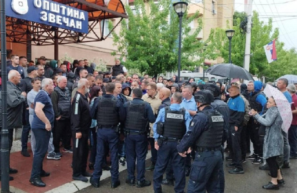 Policëve të Kosovë u dalin përpara serbët në hyrje të objekteve të komunave në veri