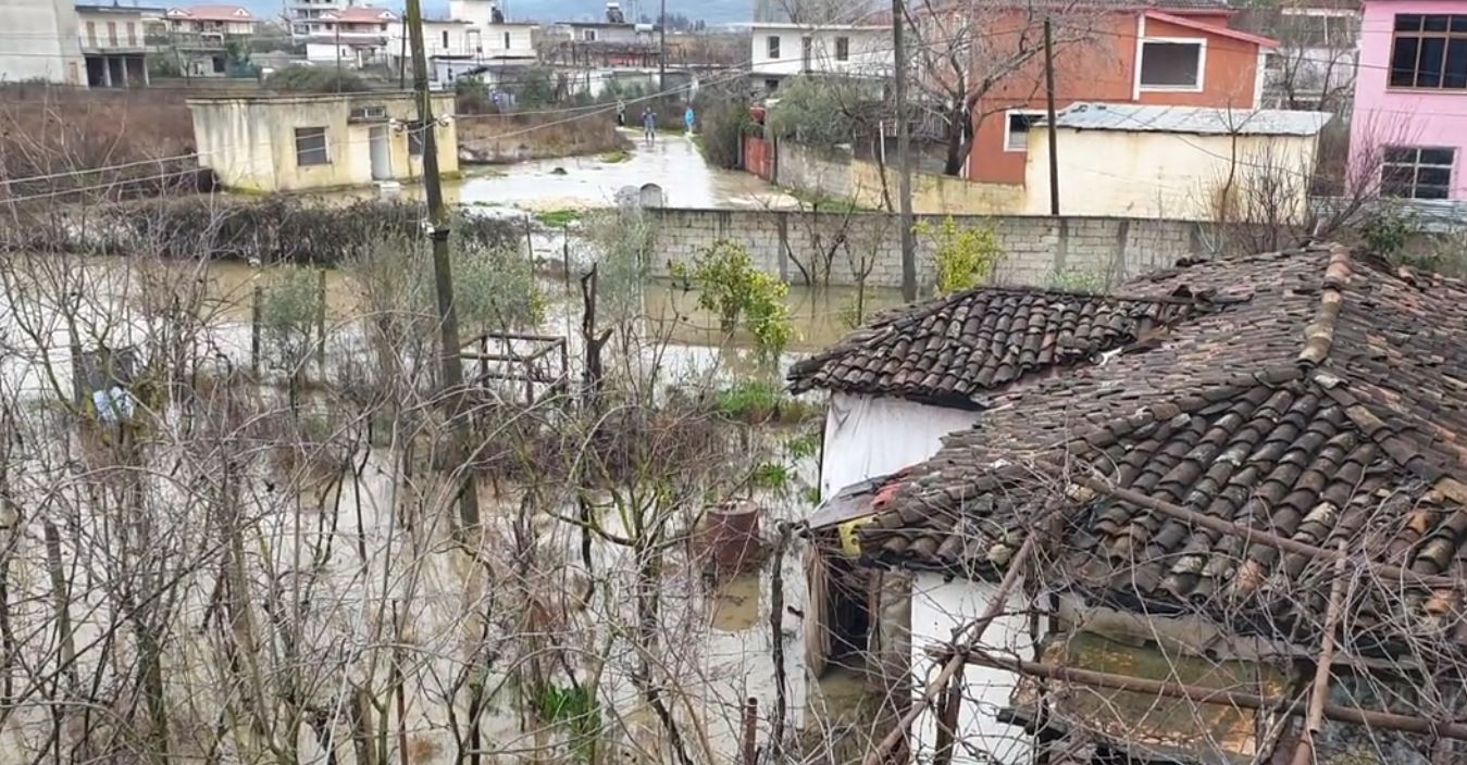 15 shtëpi të përmbytura në Kuçovë, banorët: Shteti të na kompensojë dëmet