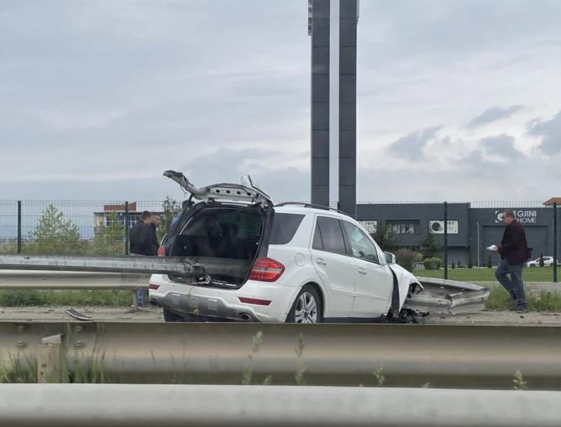 Prishtinë-Mitrovicë, vetura aksidentohet rëndë me rrethojat e magjistrales