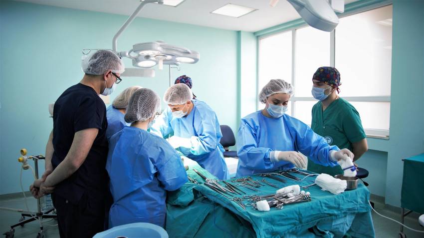 U operua në Spitalin e Prizrenit në muajin shkurt, qytetari fajëson mjekët se ia humbën shikimin në njërin sy