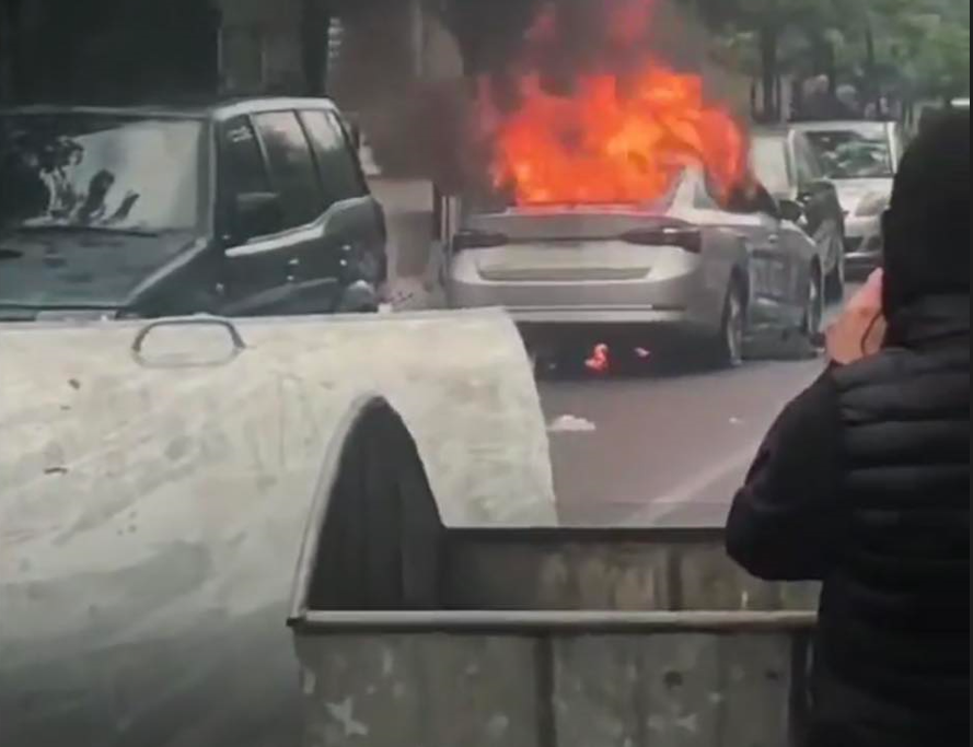 Tensionet në Veri serbët djegin një veturë të policisë në Zveçan