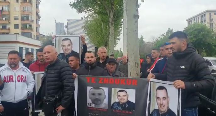 26 ditë pa asnjë gjurmë të Sulovarit dhe Todhorit, familjarët protestojnë para Policisë së Shtetit