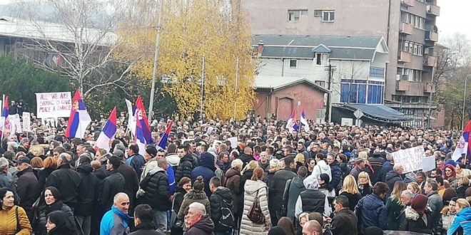 Serbët e Kosovës po detyrohen të marrin pjesë në protestën e Vuçiqit