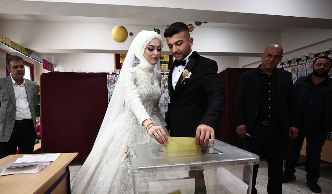 Zgjedhjet në Turqi/ Çifti ndërpret ceremoninë e martesës dhe shkon për të votuar