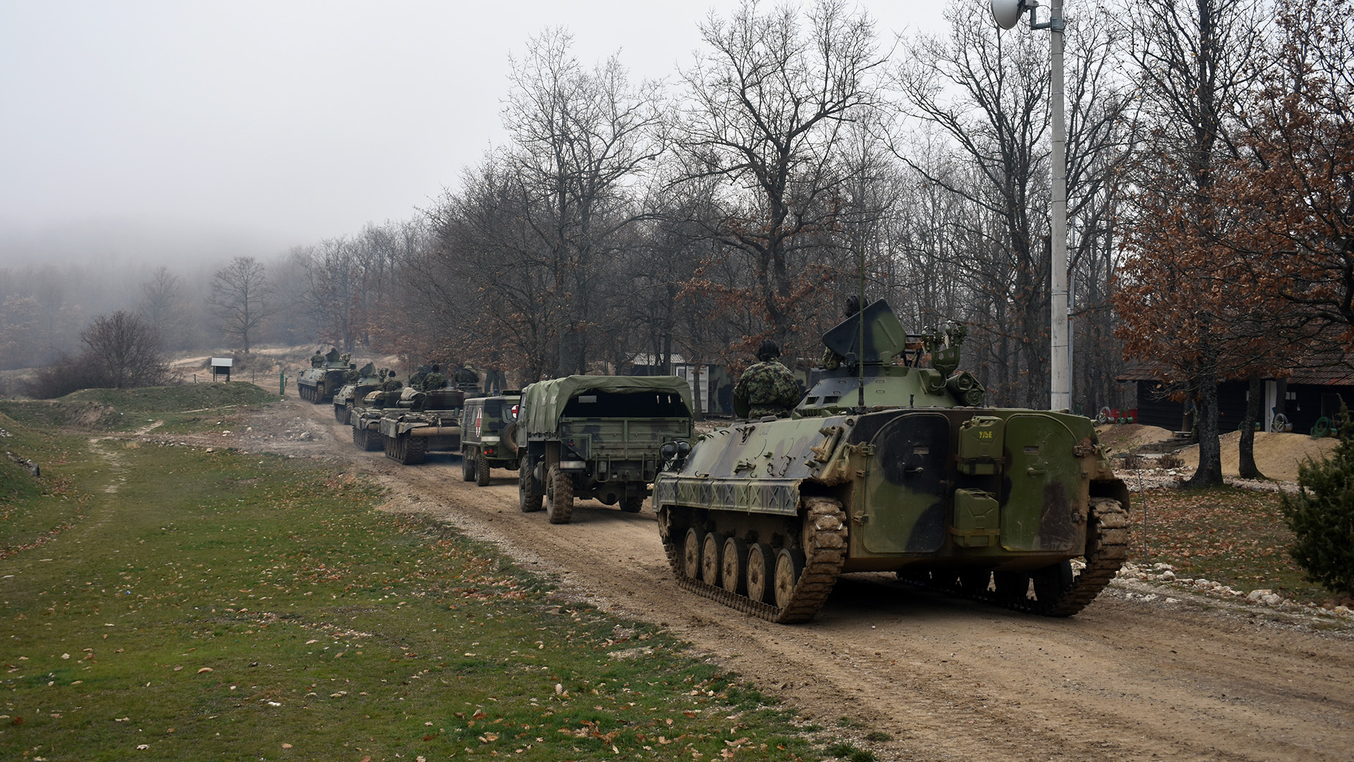 Serbët japin urdhër: Vendosin në gjendje gatishmërie ushtrinë afër kufirit me Kosovën