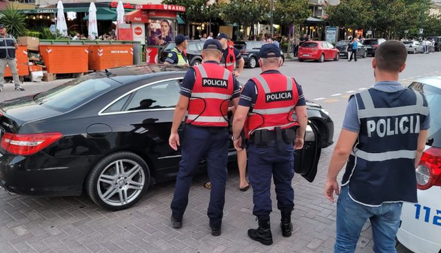 I morën 100 euro ryshfet shoferit “rebel”, dy efektivë të Shqiponjave nën akuzë