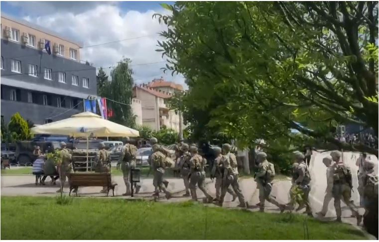 Ushtarët amerikanë futen në objektin e Komunës së Leposaviqit