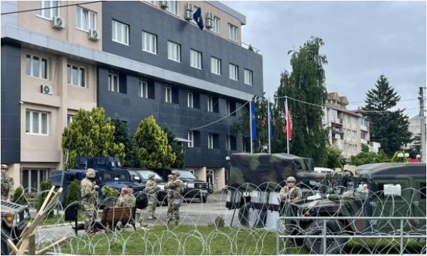 Protestat në veri të Kosovës/ KFOR shton masat, vendos rrethim me tela me gjemba