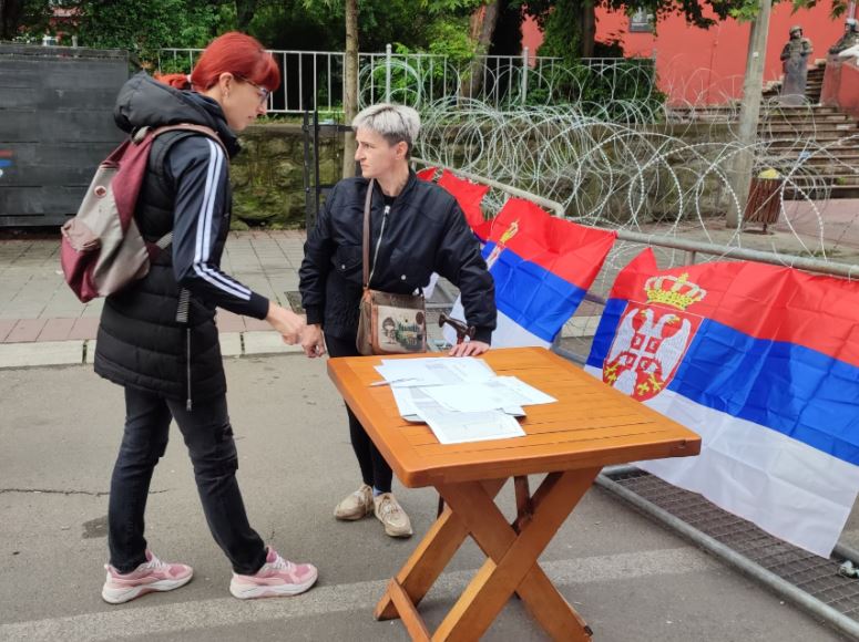 Serbët fillojnë të mblidhen në Zveçan dhe Zubin Potok
