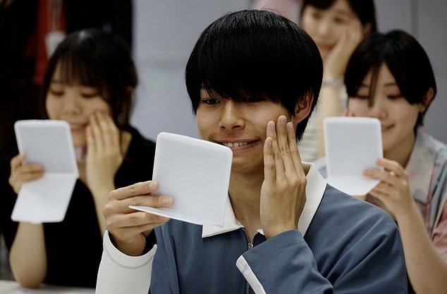Pas heqjes së maskave anti-covid, japonezët nisin kursin e buzëqeshjes