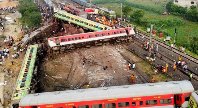 Tragjedia hekurudhore në Indi: Djali i vogël jetim që u shpëtua, ndërroi jetë pas disa minutave