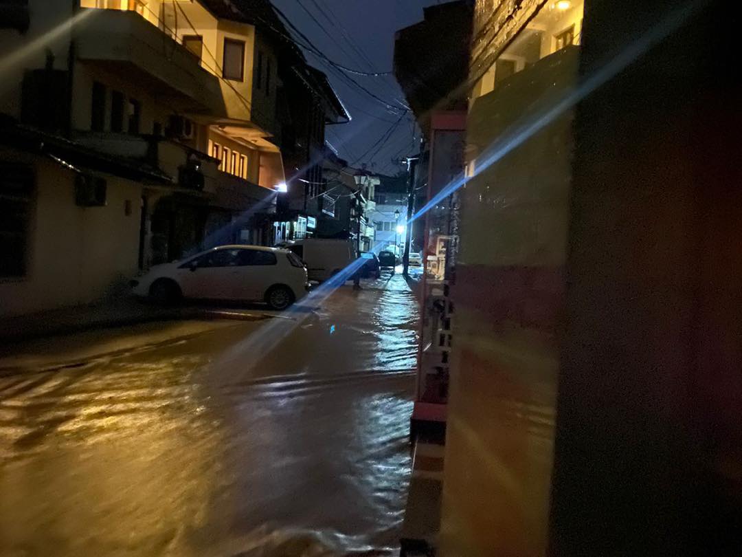 Dyshohet se është gjetur pa shenja jete e ëma e 5 vjeçarit të mbytur nga përmbytjet në Pejë