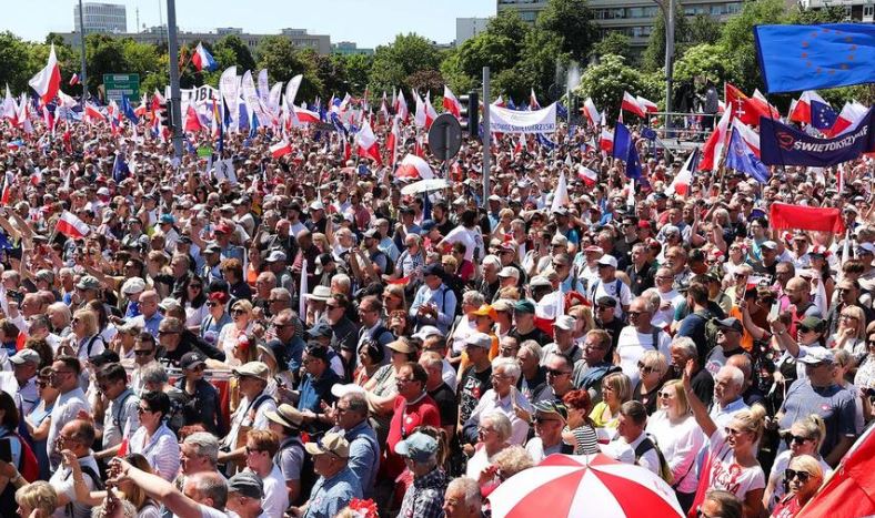 Protesta më e madhe pas komunizmit, polakët dalin në shesh kundër qeverisë