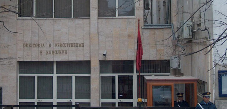 Merrnin para dhe iu premtonin punë në Drejtorinë e Burgjeve, arrestohen dy zyrtarë në Durrës