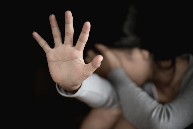 Tezja dhe kushëriri abuzojnë seksualisht me 12-vjeçaren në Tiranë